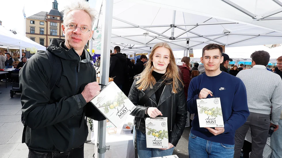 Entreprenörsläraren Rocco Gustafsson tillsammans med sina elever Stalla Söderberg och Mattias Shammas.