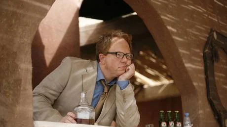 Utrikeskorrespondenten i hans naturliga miljö. Anders Jansson spelar titelrollen i Hipphipp-gängets långfilmdebut "Morgan Pålsson - världsreporter". Foto: Sandrew Metronome