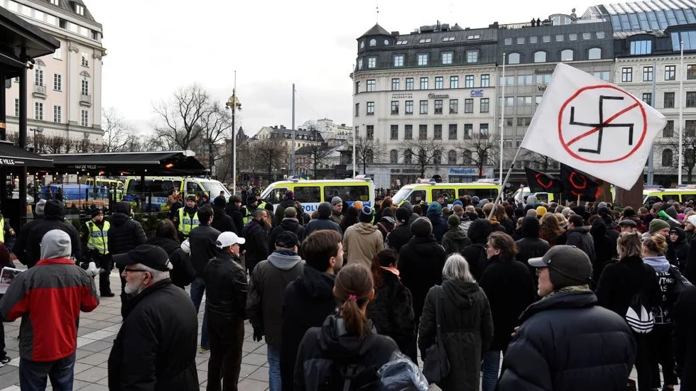 Demonstranter och motdemonstranter. Stockholm i lördags.