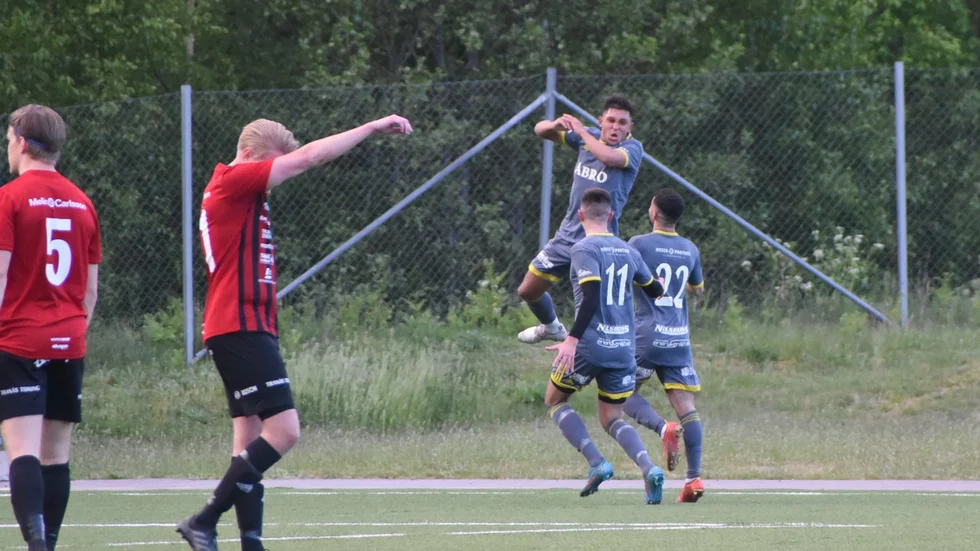 Selatin Shaljani hoppade in och bidrog med mål och assist för VIF mot Tenhult.