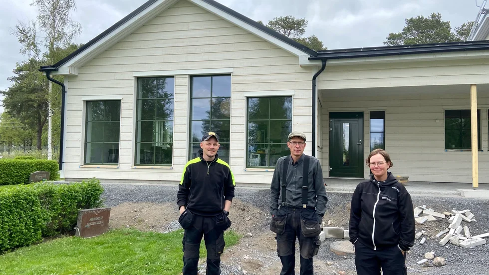Pär Bergman, Karl-Johan Lundström och Ingela Johansson flyttade in verksamheten i de nya lokalerna för en månad sedan. Jämfört med den byggnad som fanns tidigare är den nya ett stort lyft.