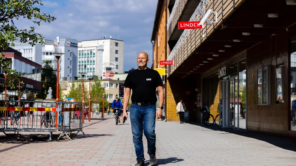 ”Jag promenerar varje dag för att rensa huvudet. Jag tror att det är viktigt att man tänker på sin hälsa när man jobbar mycket, även den mentala hälsan. Jag är också noga med kosten", säger Pasi Roponen.