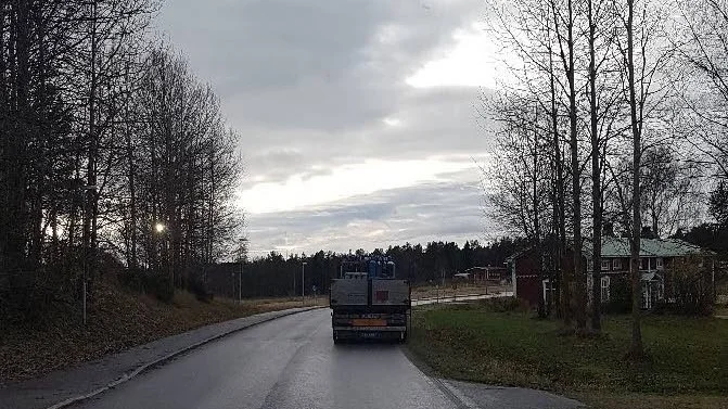 Trafikverket varnar för släpvagnen som står trafikfarligt till.