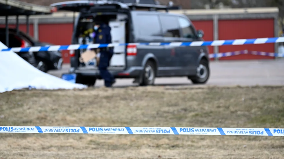 Avspärrning i Upplands-Bro och polistekniker på plats i torsdags. En kvinna är häktad misstänkt för mord. Arkivbild.
