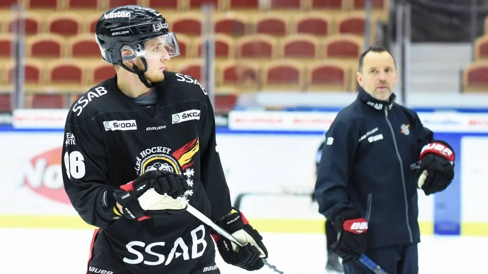 Information. Robin Kovacs får direktiv av tränare Thomas "Bulan" Berglund under nyförvärvets första träning med sitt nya lag.