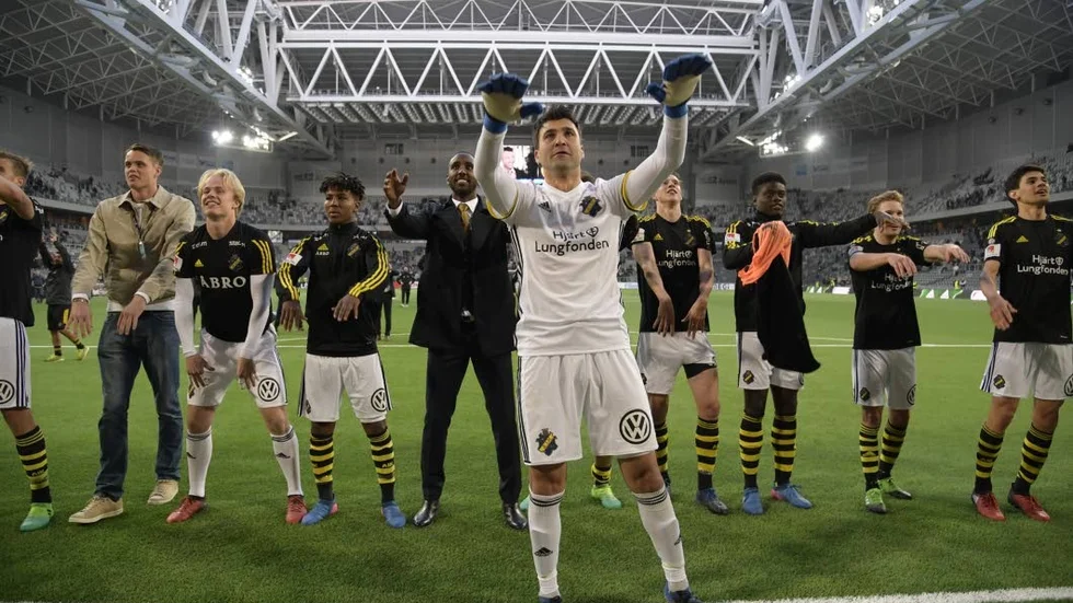 STOCKHOLM 20170522 
AIK spelarna och målvakten Kyriakos Stamatopoulos hyllar sin publik efter seger 0-1 i måndagens allsvenska fotbollsmatch mellan Djurgårdens IF och AIK på Tele2 Arena. 
Foto Anders Wiklund / TT kod 10040