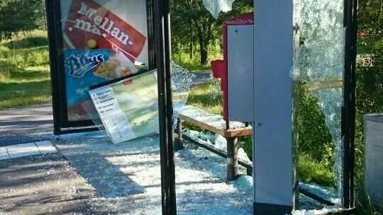 Detta är vad som är kvar av busskuren vid Björkskatans centrum.