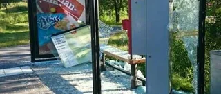 Vandaler förstörde busskurer