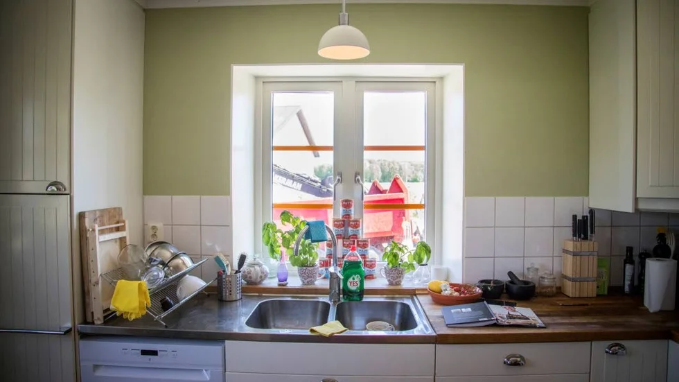Samlingen av konservburkar har nästan blivit en del av inredningen i köket. Cristinas tanke är att hon någon gång kan skapa något av dem.