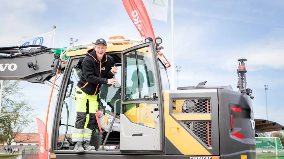 Johan Larsson var nöjd efter den första körningen med grävmaskin på fredagen.