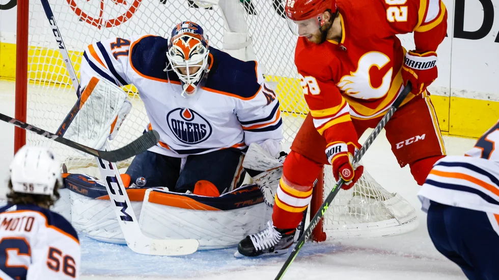 Edmontons målvakt Mike Smith stoppar ett skott från Calgarys Elias Lindholm. Det blev var sitt mål för Lindholm, Mikael Backlund och Rasmus Andersson i 3–5-förlusten mot Edmonton.