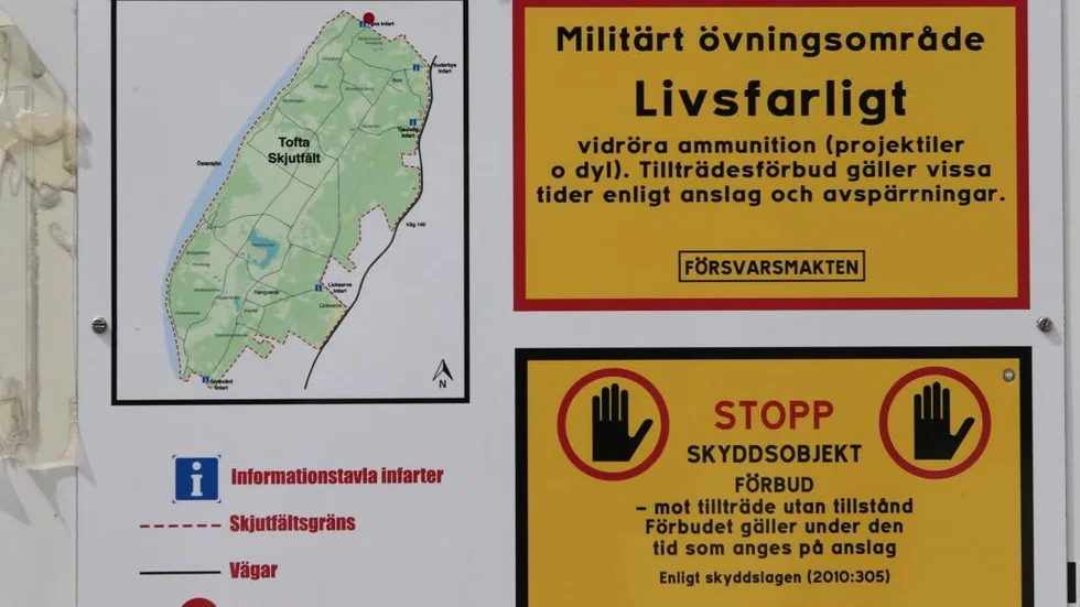 Informationsskyltarna vid Tofta skjutfält ger tydlig information om vad som gäller på området och om det är öppet eller inte.