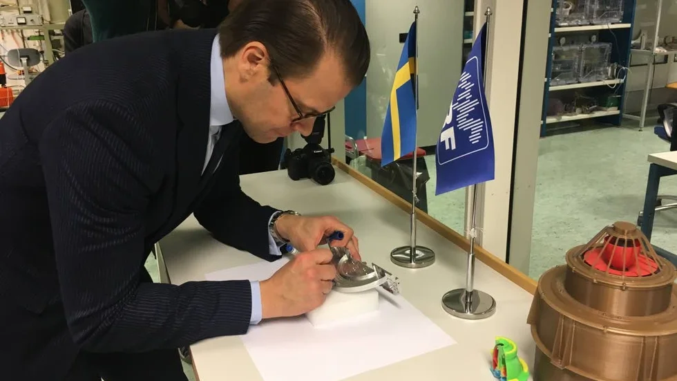 Autograf. Prins Daniel skriver sin namnteckning på instrumentet som ska skickas till Jupiter.