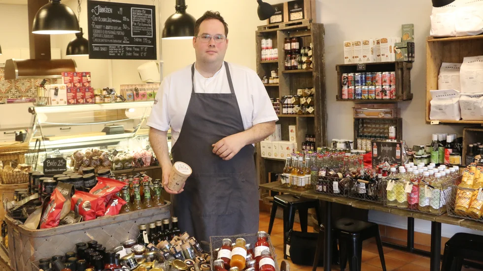 Järnspisens matbod och Daniel Lindström satsar på genuint mathantverk och erbjuder många lokala produkter, utöver den mat de själva lagar. Nu senast alltså Piteglassen.