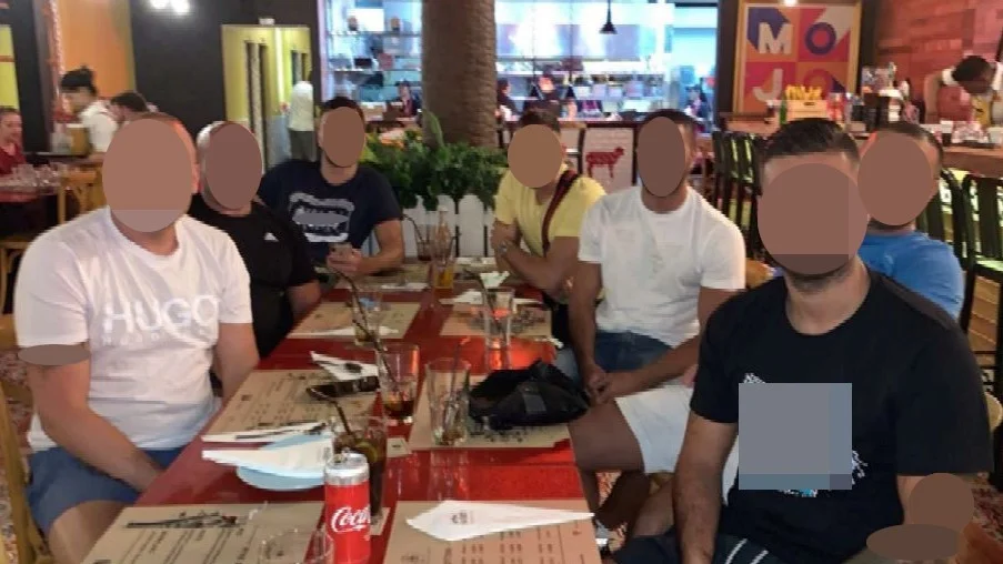Längst t v 43-åringen som polisen anser är ledare för Gottsundanätverket. Ytterligare fyra av männen runt bordet är från Uppsala och ställs inför rätta under måndagen. 