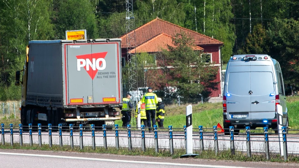 Under tisdagseftermiddagen råkade en lastbil ut för en däckexplosion i höjd med Nyköpingsbro.