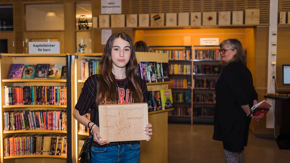 14-åriga Jasmine Khodr valde att hugga ut en ros eftersom hon älskar naturen och vill skapa något speciellt. 

