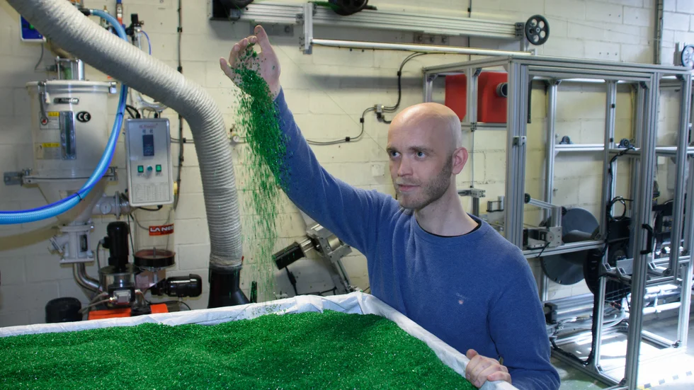 Med den här plastgranulaten tillverkar Simon Werner det PLA-filament som används i 3D-skrivare.