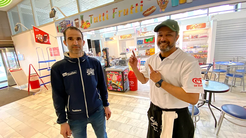 Jamal Saba, till höger, öppnar Tutti Frutti i Paushuset. Hatem, till vänster, jobbar i grannbutiken Direkten.