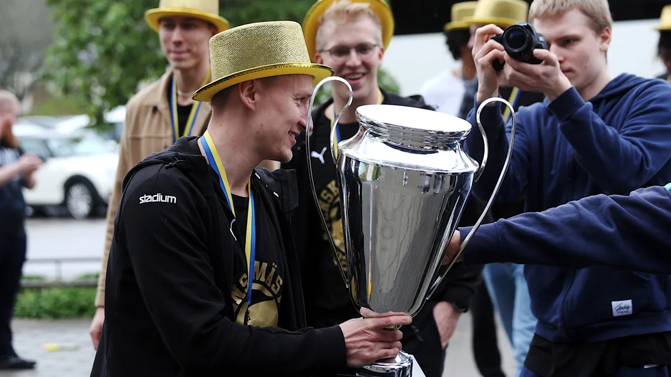 Mikko Riipinen lät några av fansen utanför Stadium arena få fingra på pokalen.
