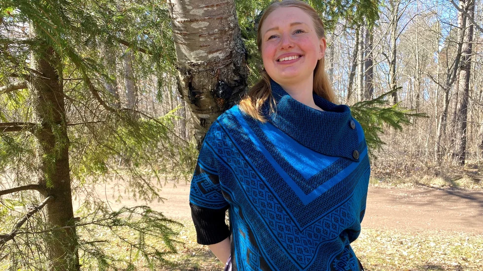 Linn Kapeller vill gärna bo nära naturen. Hennes liv präglas av lekfullhet, passion och nyfikenhet.