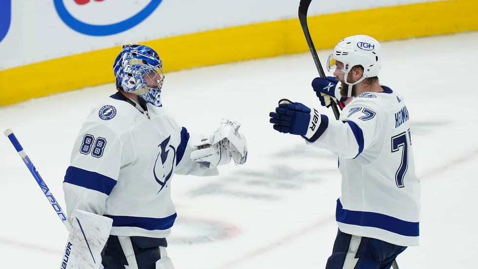 Tampa Bays målvakt Andrej Vasilevskij firar med lagkamraten Victor Hedman.