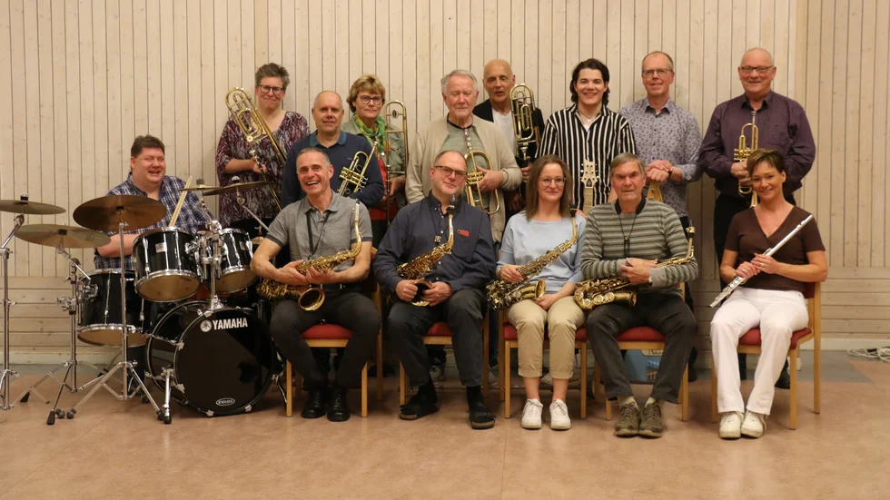 14 15-delar av Jazzkapellet samlat för att repa. Orkestern för storbandstraditionen vidare i Finspång.