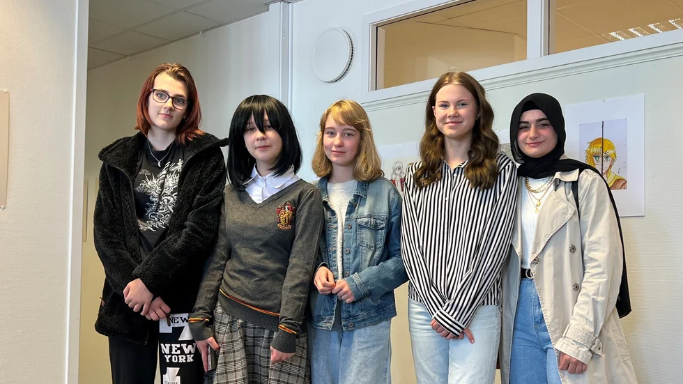 Elever på Östra Ringskolan ställer ut på Lilla galleriet. Matlilda Erlandsson, Tuva Johansson, Agnes Olovsson, Nova Bekkeli och Roua Salmoun är några av de som deltar.