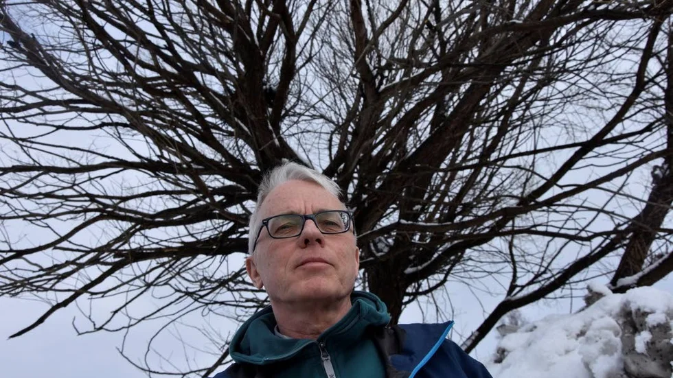 Kraftsamling. Läkaren Mats Eliasson tror på kraften underifrån för att ta hand om unga flyktingara, som ytterst hotas av utvisning, och har tillsammans med andra goda krafter dragit igång  nätverket "Kraftsamling för ensamkommande barn i Luleå".