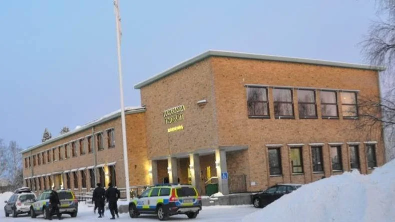 HAPARANDA TINGSRÄTT. Tingsrätten ansåg att det handlade om dråpfösök. Hovrätten delar inte den uppfattningen.
