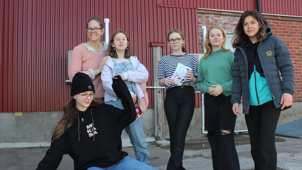 Teatergruppen Smile från Västervik, från vänster: Beatrice J Johansson, Naomi Söderlund, Agnes Jansson, Olivia Sjögren och Lava-Li Sinai samt framför dem Nela Parazajder.