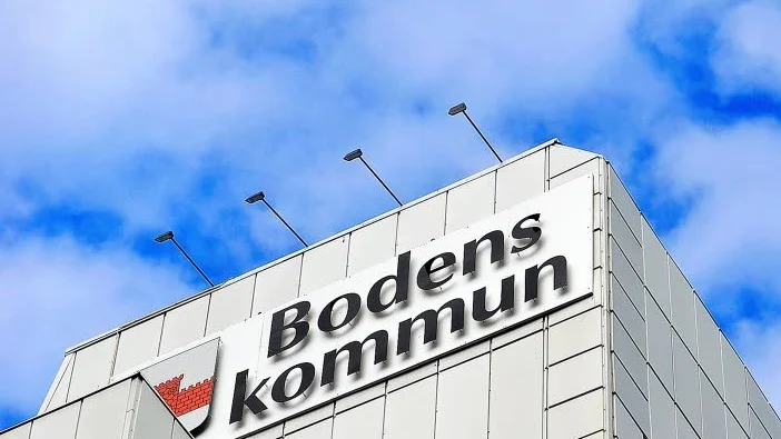 ÅTALAS. En klient som krävde pengar av en handläggare och hotade med att han inte tänkte lämna henne i fred åtalas.
