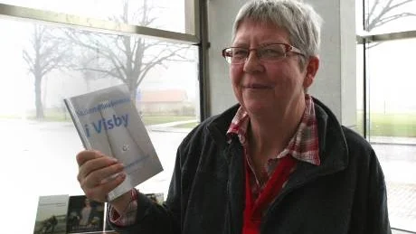 Senaste. Gotlandicabibliotekarie Anna Säve-Söderbergh med den allra senast utgivna gotländska boken, Martin Ragnars "Sockerraffinaderierna i Visby".