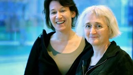 På gång. Kickan Holmberg och Eva Sjöstrand är i full gång med "Hide Rock", en musikteaterföreställning som ska spelas i Hide kalkbrott i augusti. Text och musik är klart, men ännu återstår mängder med arbete.
Foto: Rolf Jönsson