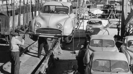 I mitten av 1950-talet lastades serietillverkade Saab 92 för försäljning i Finland. Lennart Lindgren minns två folkhemsklenoder, Saab och Sparbanken, som inte är sig lika idag.