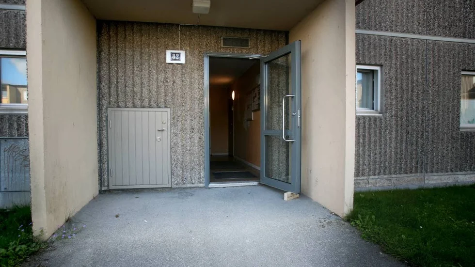 77 portar. Dörrarna byttes nyligen ut. Nu riskerar Gotlandshem att få göra om entréerna på nytt.