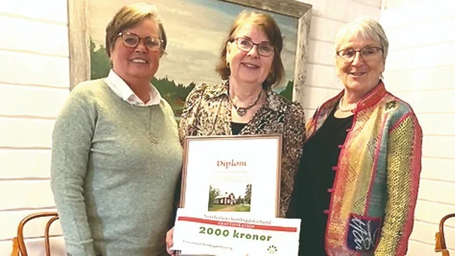 Lena Olofsson, ordförande för Purnuvaara hembygdsförening tillsammans med Birgitta Larsson till vänster och vice ordförande i Norrbottens Hembygdsförening Brith Fäldt.