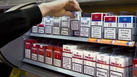 Kontroll. Det är alldeles för lätt för underåriga att köpa cigaretter på många ställen. En utredning kräver nu bland annat högre krav på återförsäljare av tobaksvaror.Foto: Claudio Bresciani/Scanpix