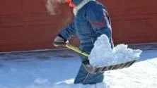 Snöskottning i ett iskallt Bismarck.