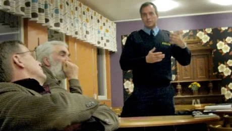 Öppet möte. Polisintendent Magnus Holmén var en av sex poliser som i går kväll diskuterade polisens arbete med allmänheten i Högbyskolan i Hemse. Runt 15 personer hade tagit sig dit för att delta.