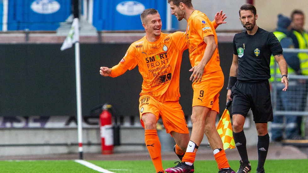 AFC Eskilstuna tog en tidig ledning mot Brage, redan i matchminut fyra. Här jublar Ashley Coffey tillsammans med Alexander Ahl Holmström.