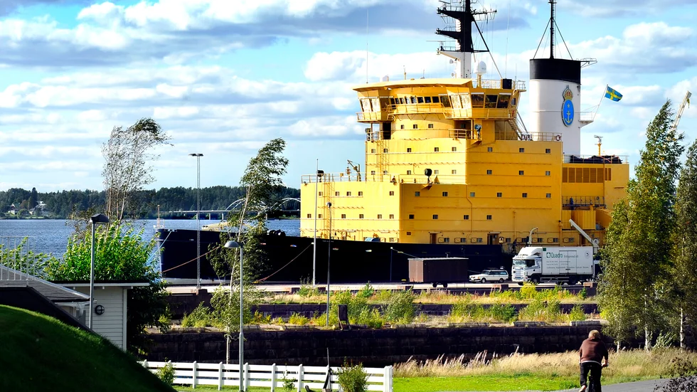 Vägen mellan Södra hamn och Svartöstaden är i bedrövligt skick och behöver åtgärdas, skriver signaturen R.P.