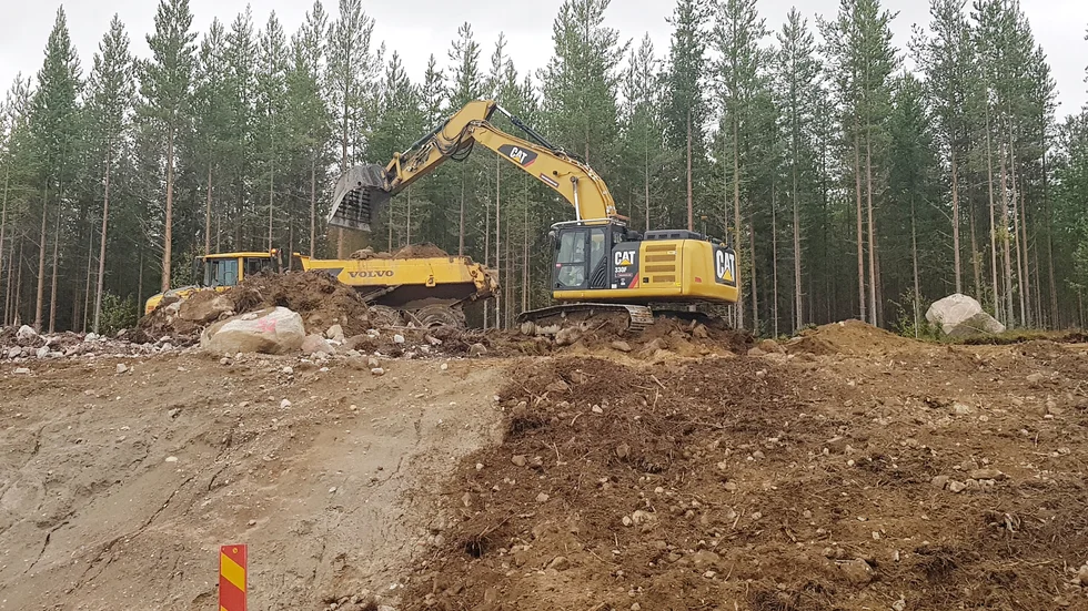 Eftersom infarterna inte är färdiga efter 373:an i Svensbyn så blir asfalteringen försenad med några veckor. (Arkivbild)