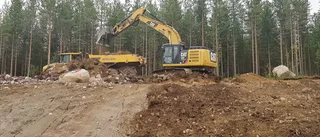Asfalteringen efter 373:an försenad: "Vi kan inte ha dumpers körande på nybelagd väg"