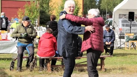 Margareta Andersson och Eva-Britt Nilsson tog sig en svängom till tonerna av "Min älskling du är som en ros". Spelman Alf Persson.