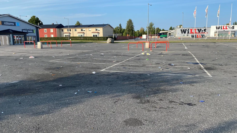 Så här såg det ut på den stora parkeringen utanför ICA Kvantum och Colorama efter helgens spontana cruisingträff.