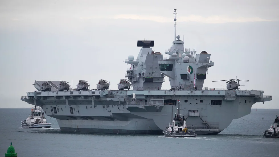 Det brittiska hangarfartyget HMS Queen Elizabeth ska bistå fartygen som skickas till Svarta havet.