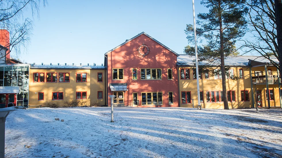 Besöker du Vitalisskolan är chanserna goda att du får se en vuxen på skolgården tillsammans med en eller flera av skolans elever. 