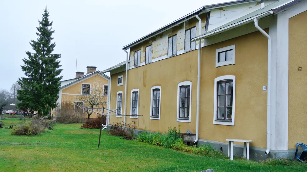 Vattnet kan komma att stängas på Skolvägen i Tobo. Allt hänger på om en vattenräkning betalas till nästa vecka.