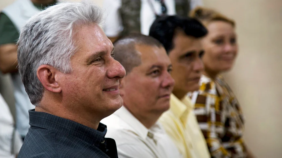 Miguel Díaz-Canel (längst fram) är ny ledare för kommunistpartiet i Kuba. Arkivbild.